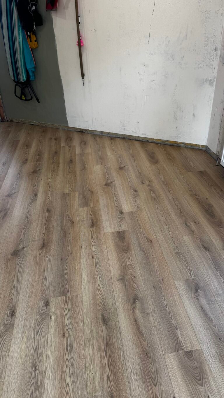 AGT grey-brown oak laminate fitted in a living room